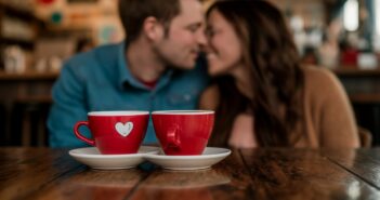 Dating Cafe bringt Menschen zusammen. (Foto: AdobeStock Curioso.Photography _808221233)